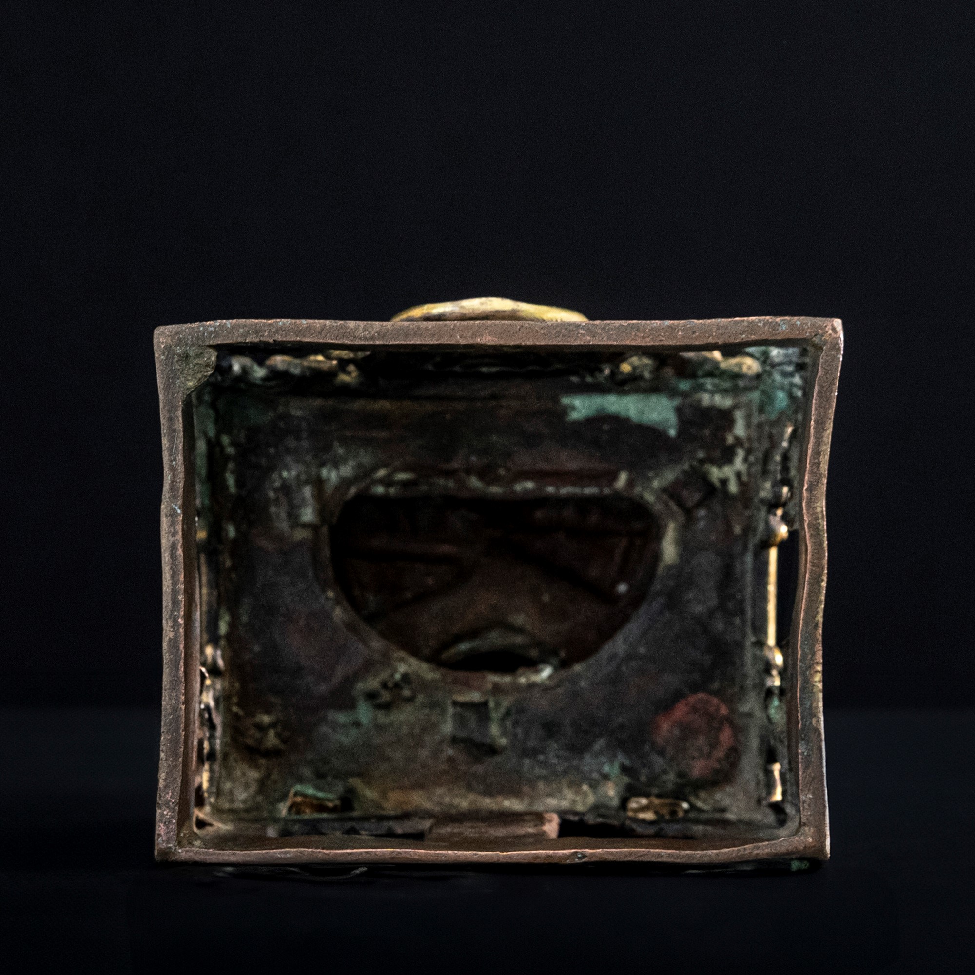 Rara Figura di Amitaya in Bronzo Dorato con Buddha tra le Mani, Inserti in Coralli e Turchese, Ci...