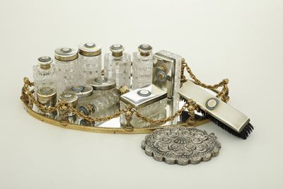 James Vickery, Set da bagno London 1867, composto da specchio, flaconi in cristallo e argento