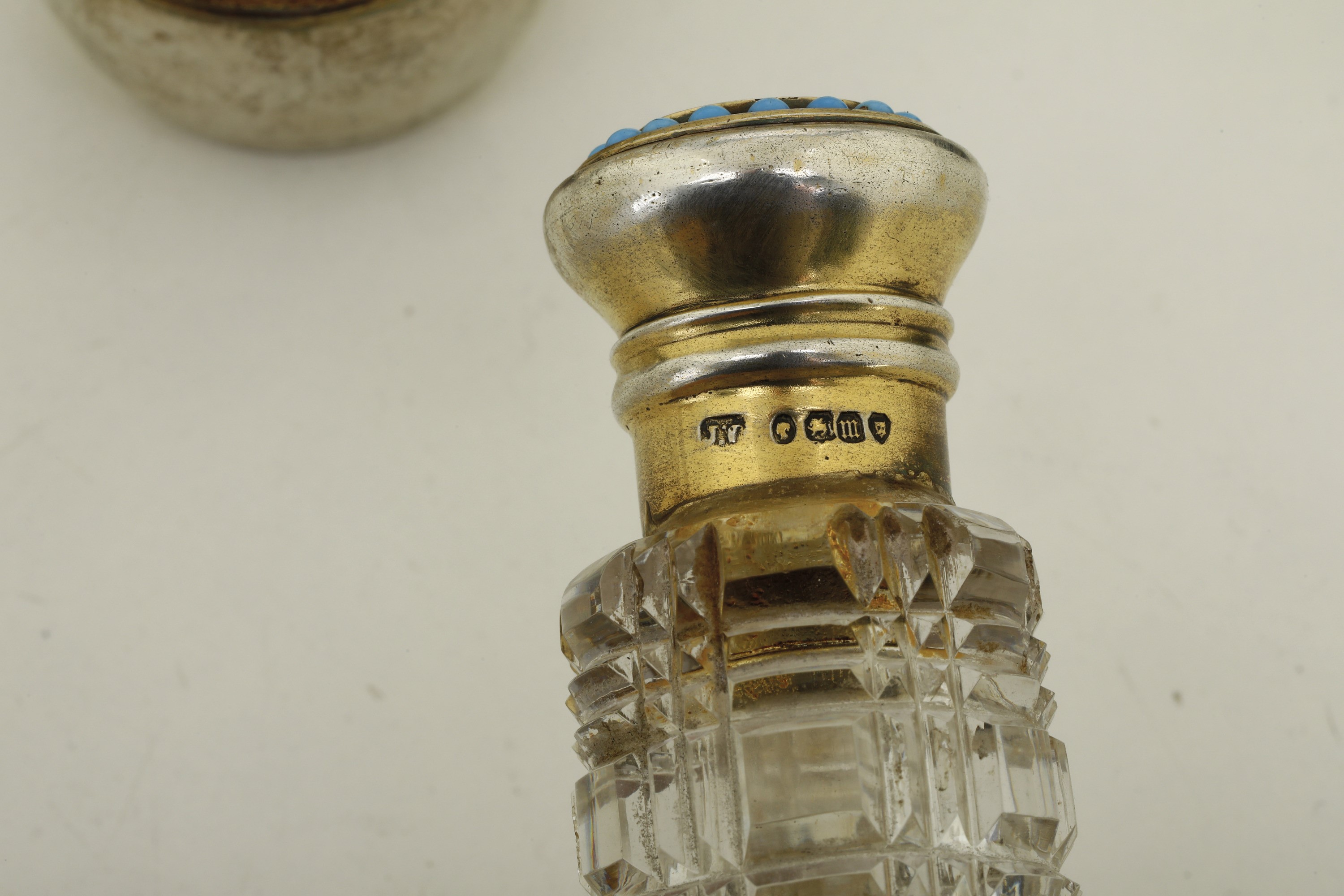 James Vickery, Set da bagno London 1867, composto da specchio, flaconi in cristallo e argento