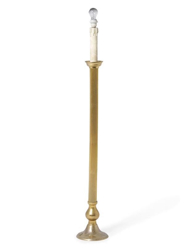 Piantana in metallo dorato. XX secolo 