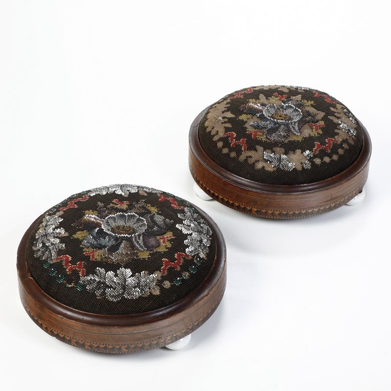 Due poggiapiedi in legno intarsiato e tessuto. XIX secolo  - Auction Antique - Cambi Casa d'Aste