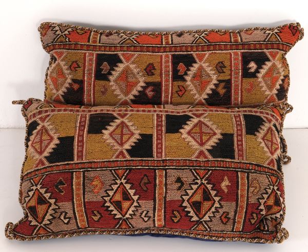 Lotto di due ciscini a tecnica Gigim, Caucaso inizio XX secolo