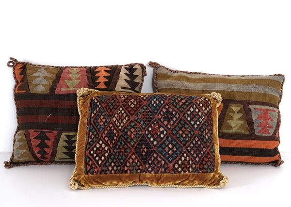 Lotto di tre cuscini due a Kilim ed uno a Gigim, Caucaso onozop XX secolo