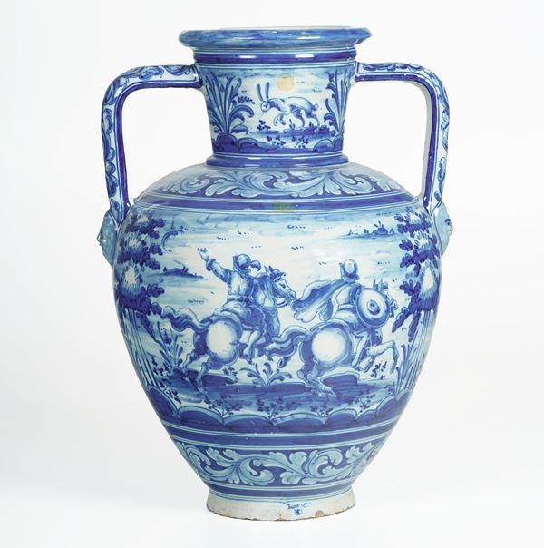 Vaso biansato. Spagna, Manifattura Talavera, XX secolo.