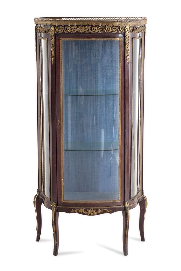 Vetrina in legno patinato. Francia, prima metà XX secolo