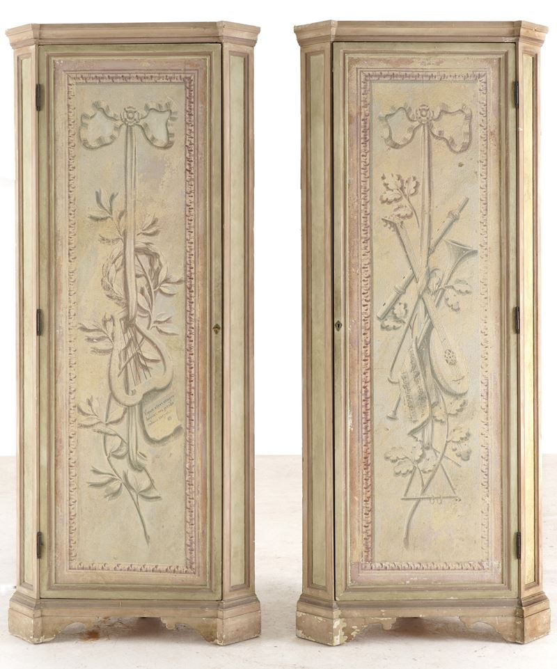 Coppia di angoliere in legno dipinto. XX secolo  - Asta Antiquariato - Cambi Casa d'Aste