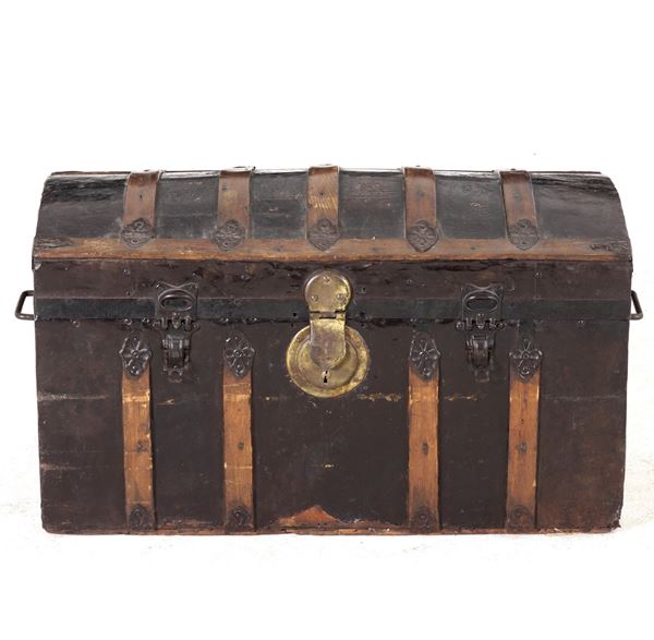 Baule in legno e pelle. XXI secolo