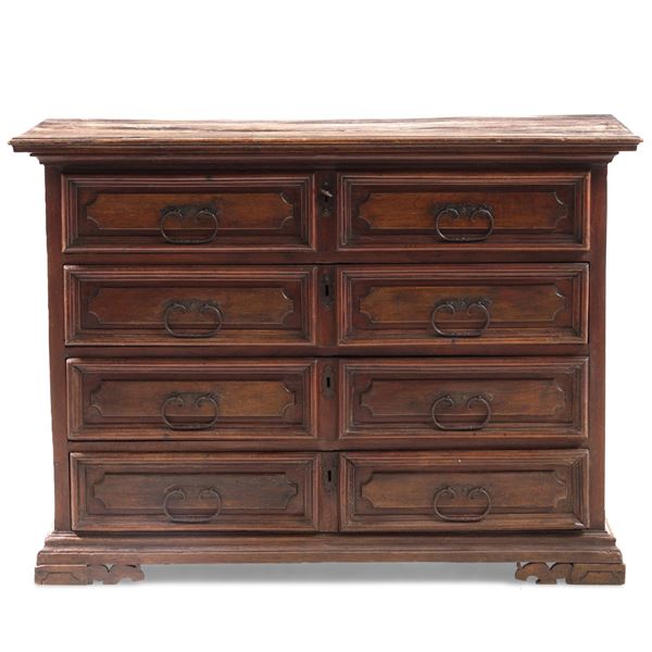 Comò a quattro cassetti in legno di noce. XVII-XVIII secolo