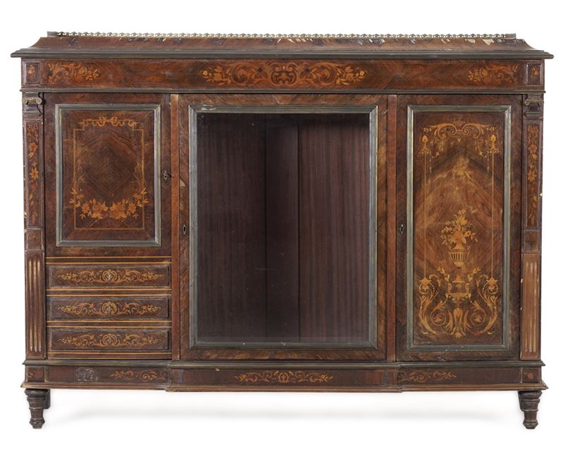 Credenza in legno lastronato ed intarsiato. XX secolo  - Auction Antiques - Cambi Casa d'Aste