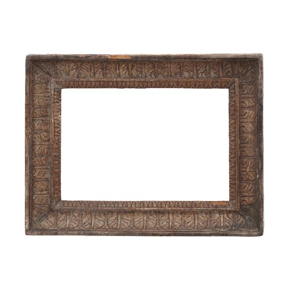 Cornice in legno intagliato a palmette con tracce di argentatura. XIX secolo