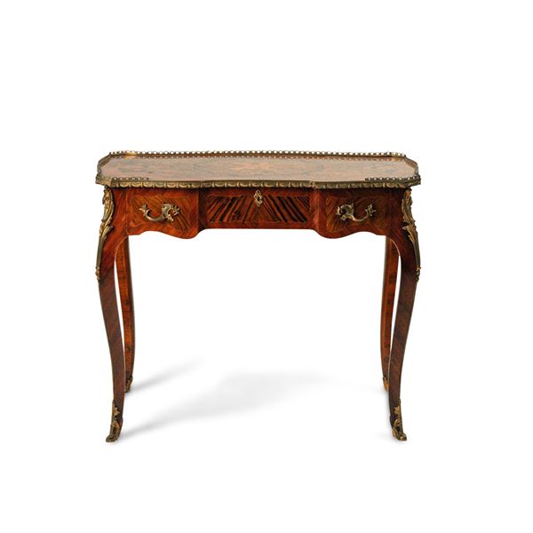 Piccolo scrittoio da centro lastronato e intarsiato in legni diversi, Francia, seconda metà del XIX secolo