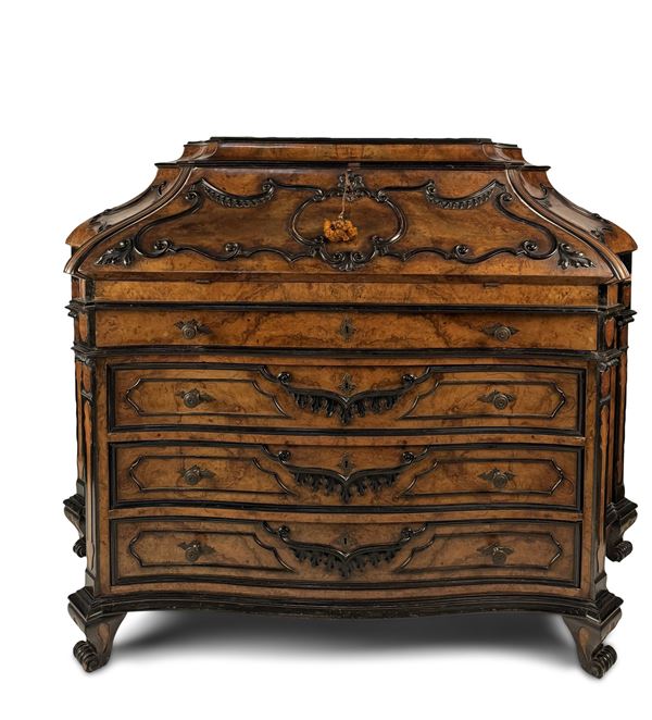 Cassettone a ribalta, in stile lombardo, XX secolo lastronato in radica di noce