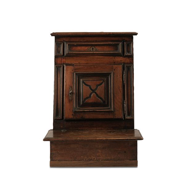 Inginocchiatoio in noce, Piemonte, prima metà del XVIII secolo