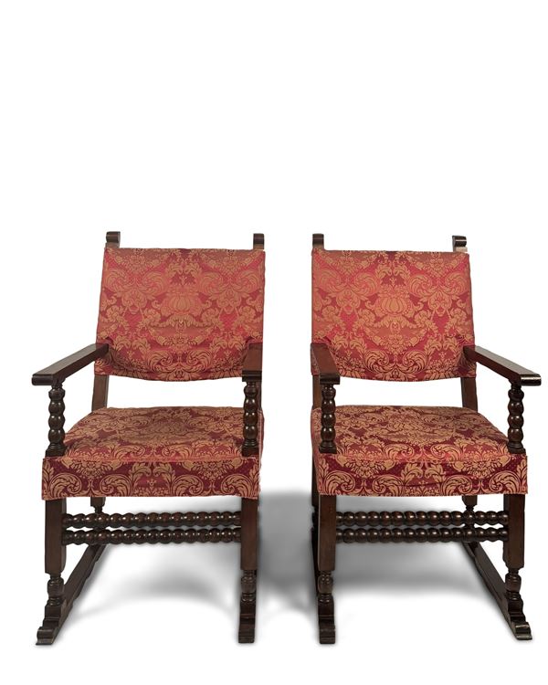 Coppia di poltrone in noce, inizio XX secolo