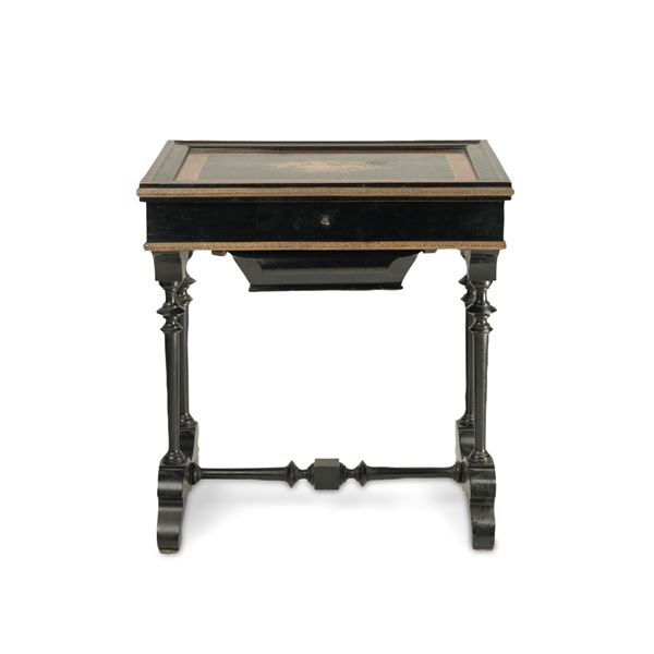 Tavolino da lavoro ebanizzato e intarsiato in legni diversi, seconda metà del XIX secolo