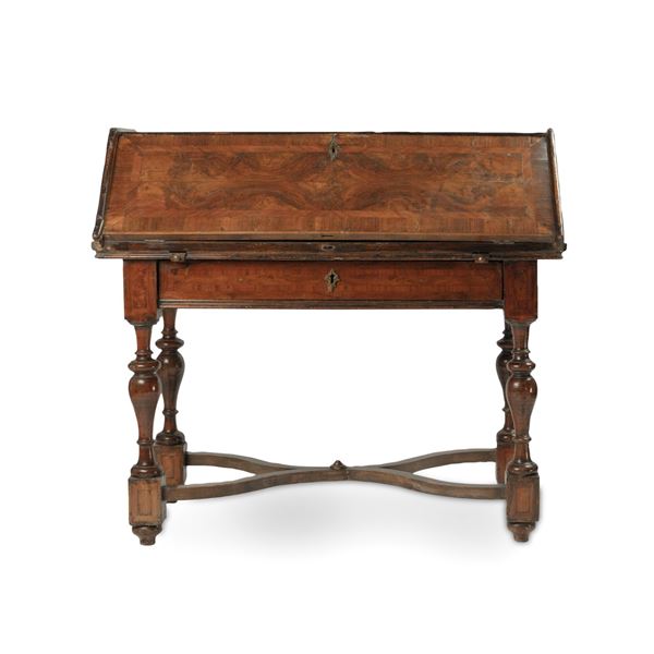 Scrittoio a ribalta lastronato in noce e radica di  noce assemblata con elementi antichi della prima metà XVIII secolo