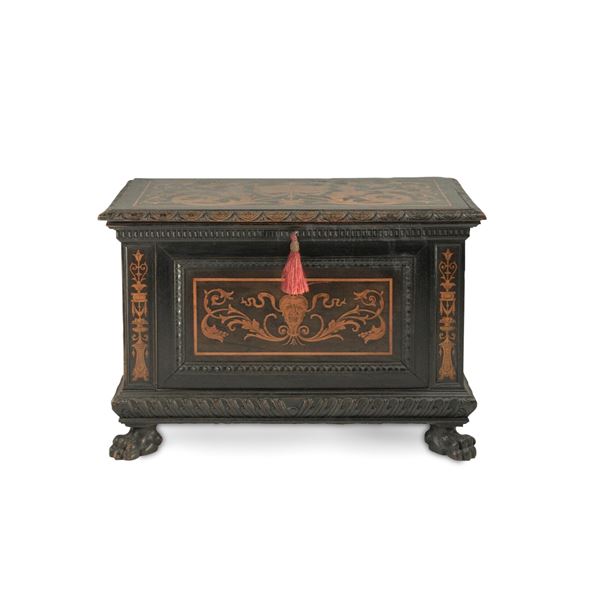 Piccola cassapanca in legno ebanizzato intarsiata in legno di frutto, XX secolo