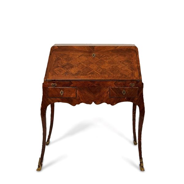 Piccolo scrittoio a ribalta lastronato in bois de violette, Francia, XVIII secolo