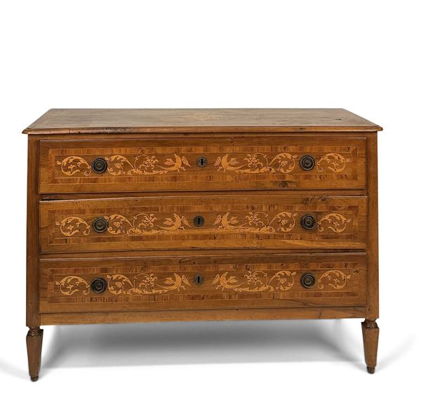 Cassettone  in noce, fine del XVIII secolo