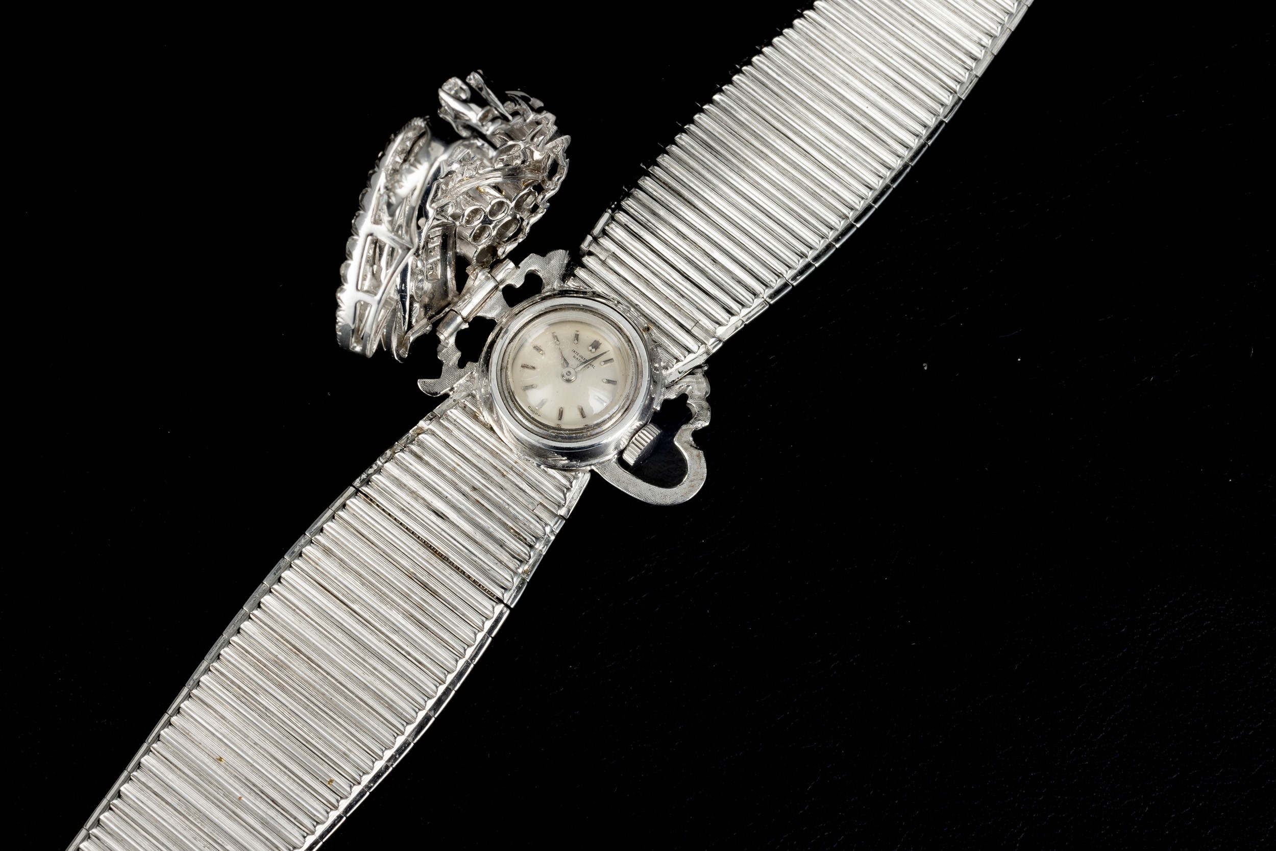 Iwc - Raffinato Montre a Secret in Oro Bianco 18k con Diamanti e Apertura a Cerniera Laterale, Ca...