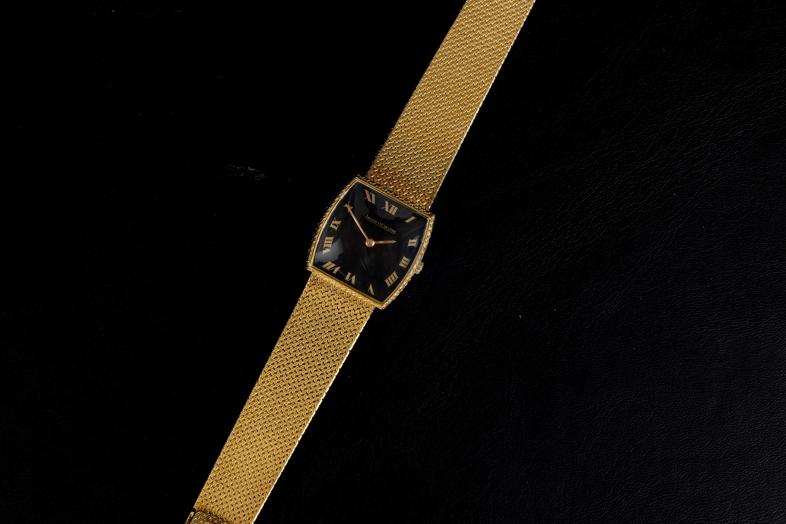 Jaeger-lecoultre - Tonneau Classique in Oro Giallo 18k Bracciale Integrato Quadrante Nero Lucido,...
