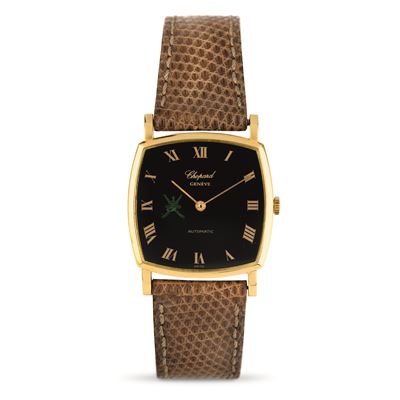 Raro Orologio di Forma Quadrante Nero con Spade del Khanjar Verdi, Cassa in Oro Giallo, Movimento...