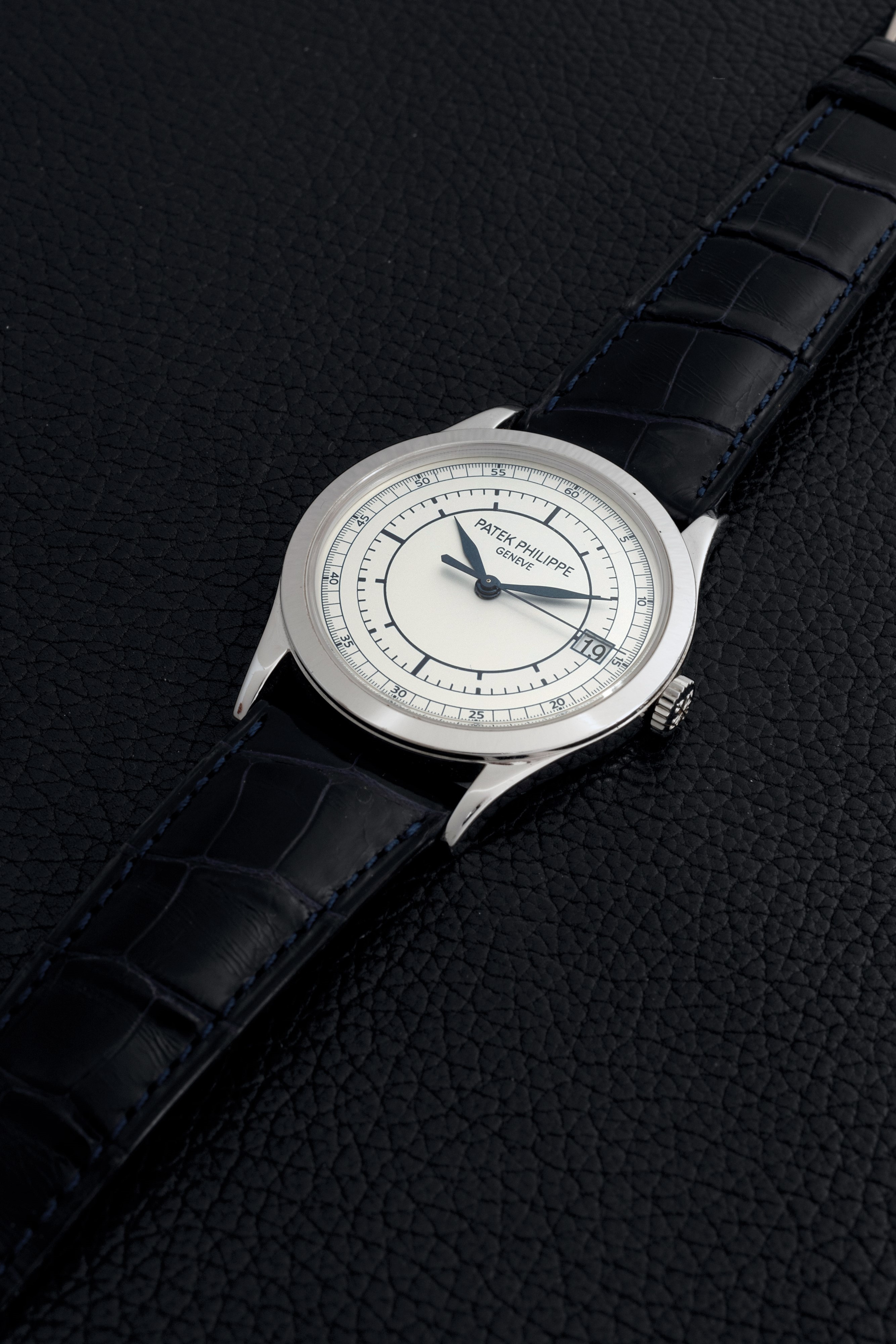 Patek Philippe - Elegante Calatrava, Ref 5296g-001, Quadrante Argentè Bitonale Settori, in Oro Bi...