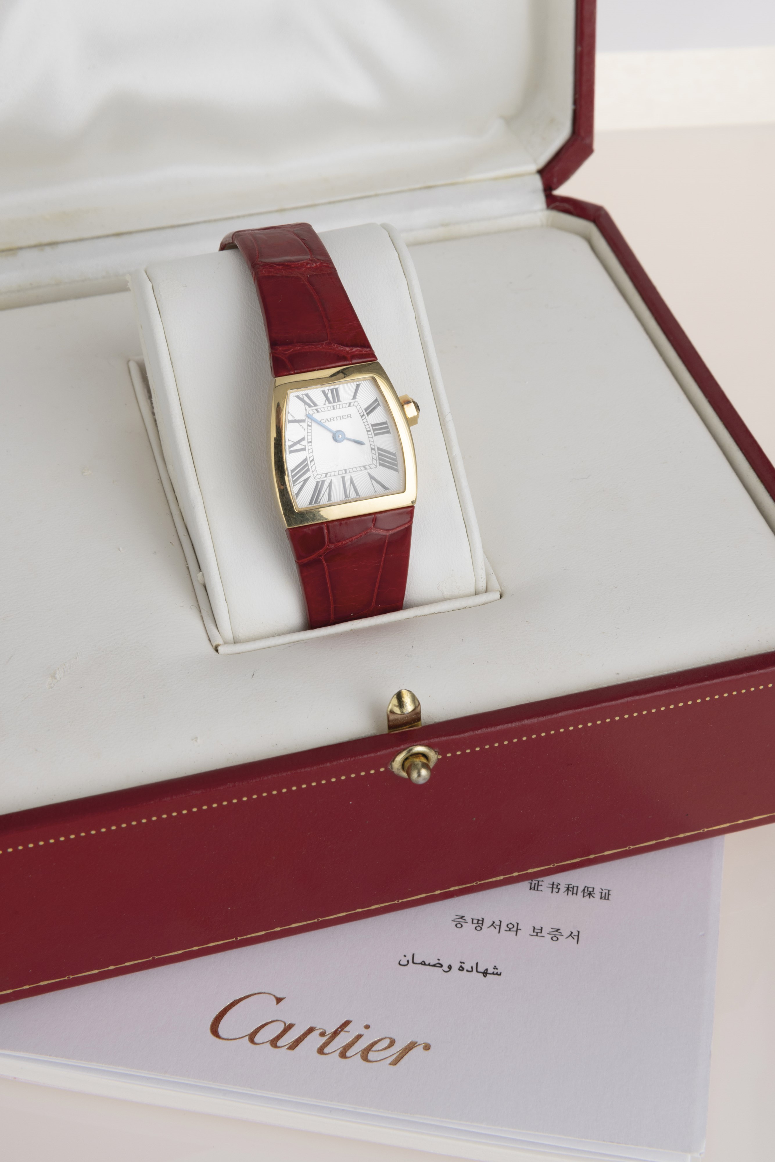 Cartier - Elegante la Dona in Oro Giallo 18k, Quadrante Argentè con Numeri Romani, Movimento al Q...