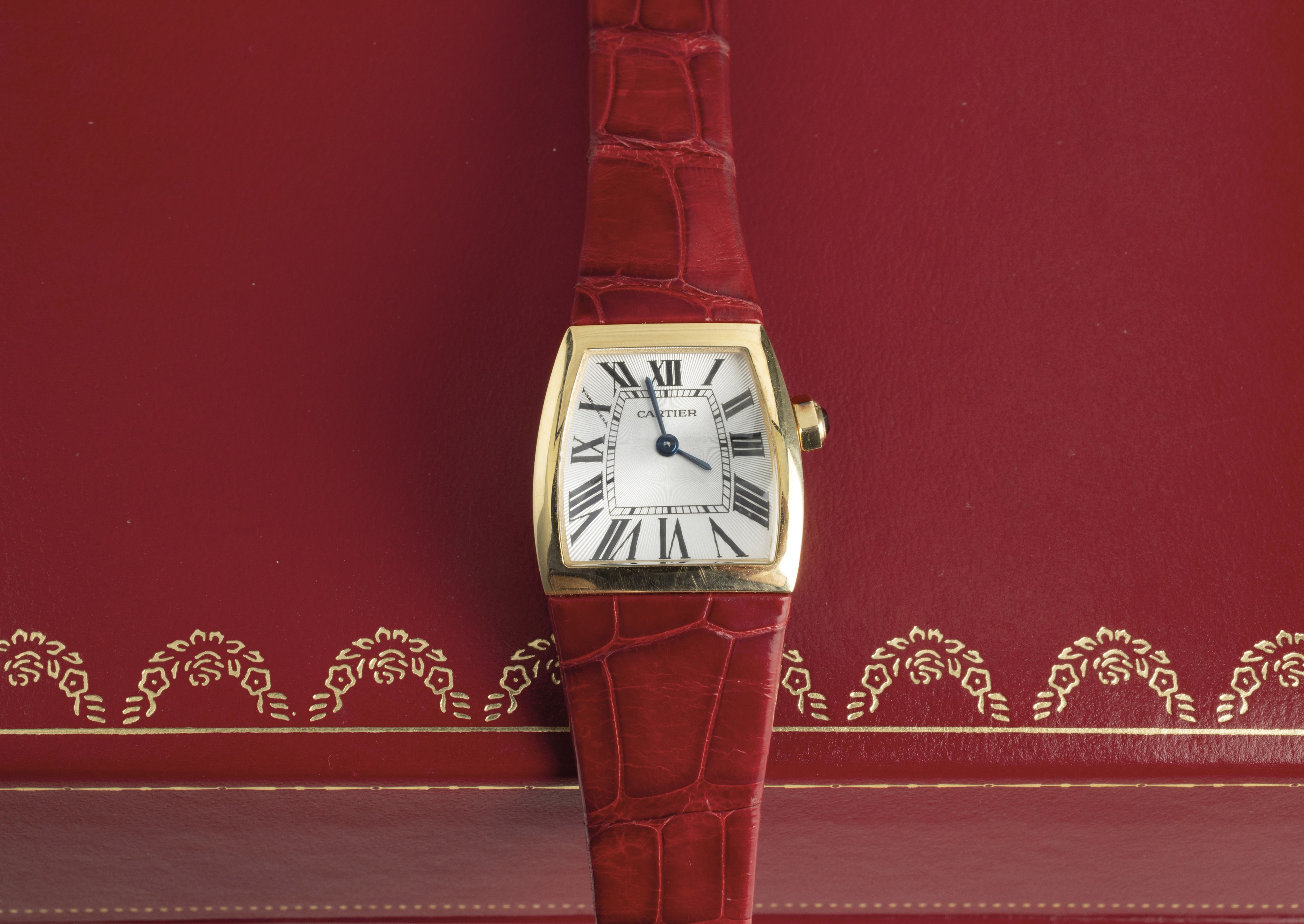 Cartier - Elegante la Dona in Oro Giallo 18k, Quadrante Argentè con Numeri Romani, Movimento al Q...