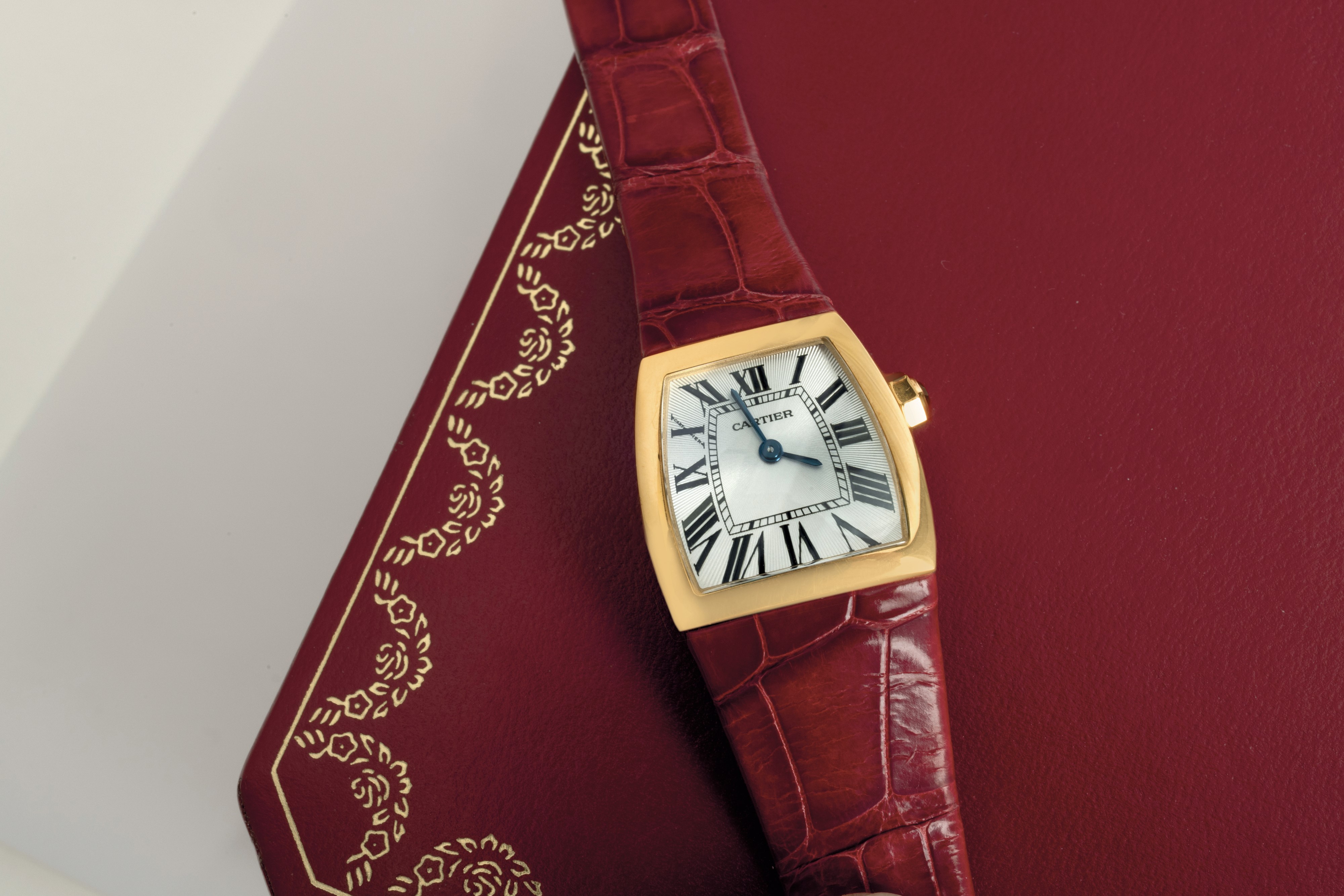 Cartier - Elegante la Dona in Oro Giallo 18k, Quadrante Argentè con Numeri Romani, Movimento al Q...