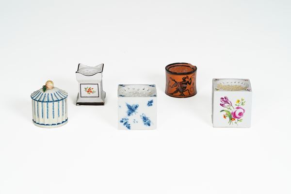 Cinque spargi polverino. Diverse manifatture europee tra cui Napoli, Doccia, XVIII e inizio XIX secolo.