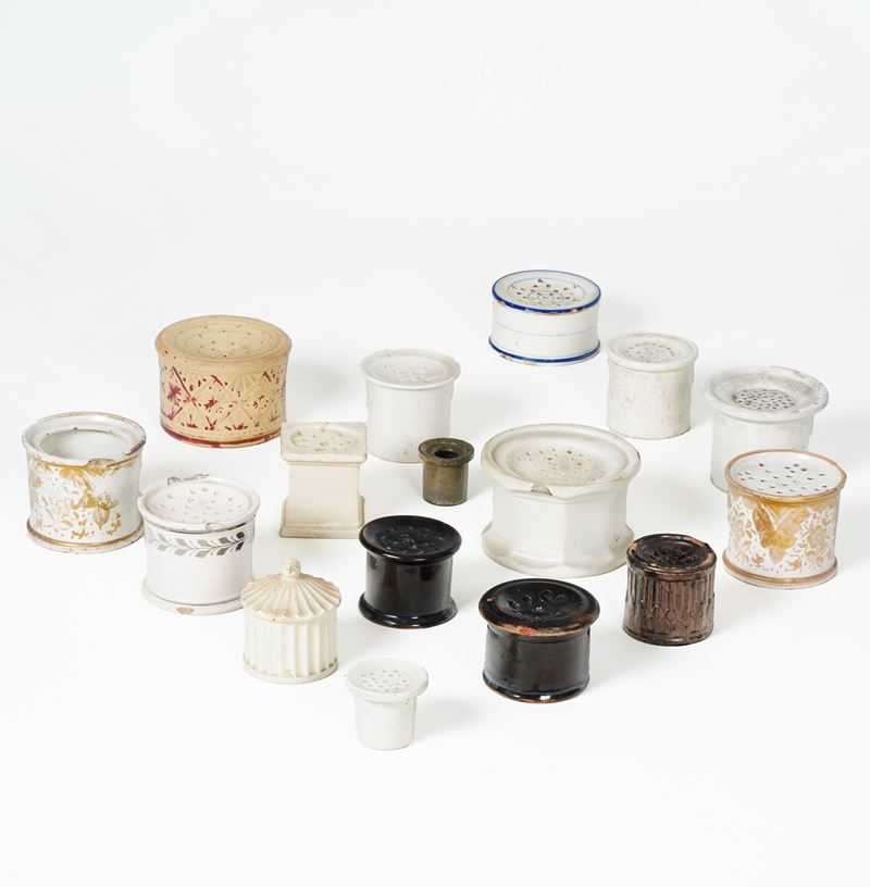 Quindici spargi polverino e un piccolo calamaio, XIX secolo.  - Auction Ceramics and glass - Cambi Casa d'Aste