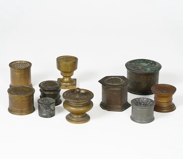 Dieci spargi polverino in metallo. Epoche diverse.