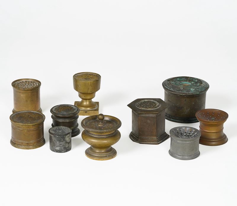 Dieci spargi polverino in metallo. Epoche diverse.  - Asta Antiquariato - Cambi Casa d'Aste