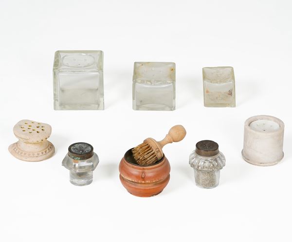 Cinque spargi polverino in vetro più tre in altri materiali, XIX e XX secolo.