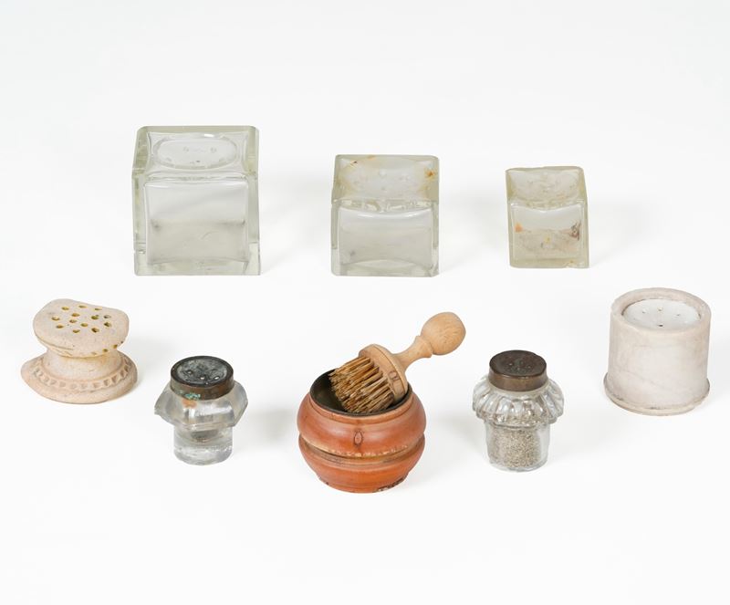 Cinque spargi polverino in vetro più tre in altri materiali, XIX e XX secolo.  - Asta Ceramiche e vetri  - Cambi Casa d'Aste