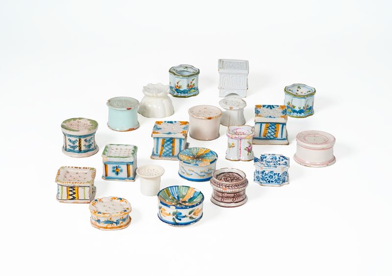 Venti spargi polverino, XVIII-XX secolo.   - Auction Ceramics and glass - Cambi Casa d'Aste