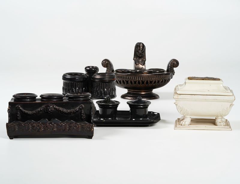 Cinque servizi da scrittoio. Probabilmente Pesaro, metà del XIX secolo.  - Asta Ceramiche e vetri  - Cambi Casa d'Aste