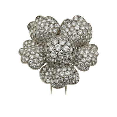 Spilla a soggetto floreale con diamanti taglio brillante, montatura in oro bianco 750/1000