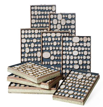 Collezione di Circa Seicentoventi Calchi in Gesso a Soggetto Neoclassico, Ritrattistico e Medagli...