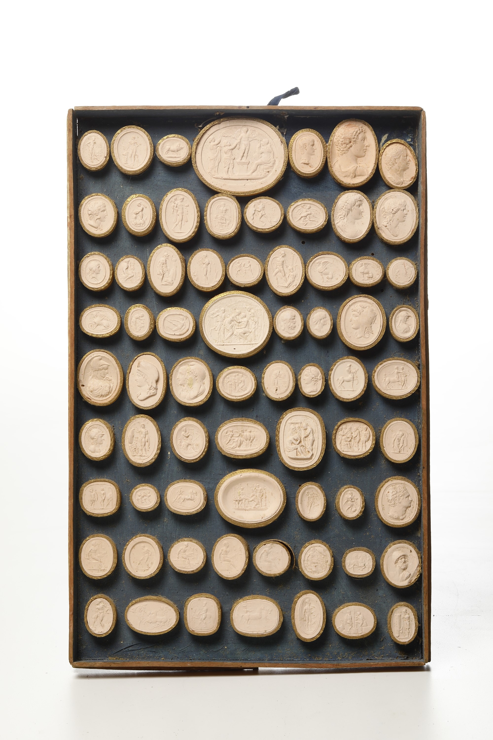 Collezione di Circa Seicentoventi Calchi in Gesso a Soggetto Neoclassico, Ritrattistico e Medagli...