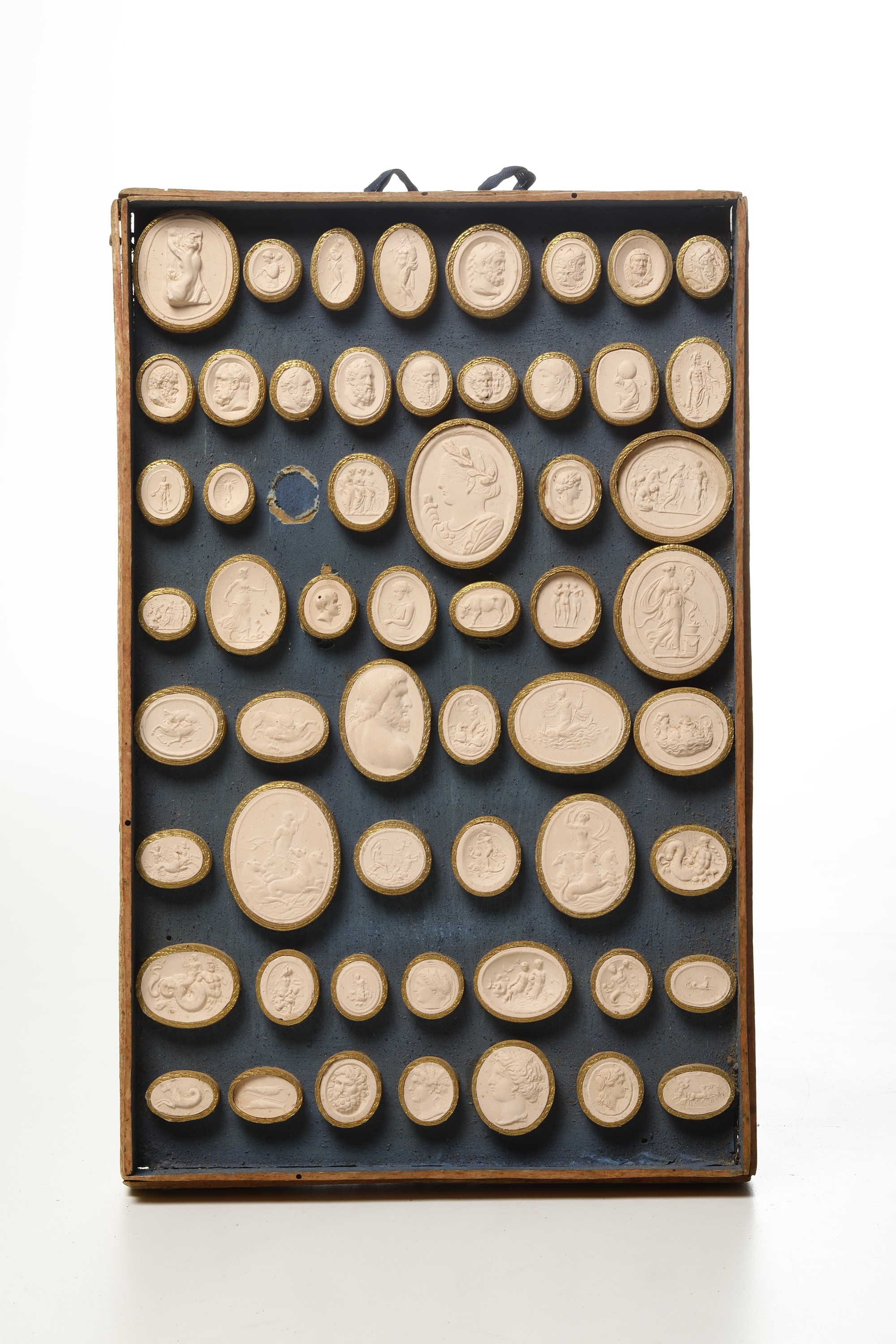 Collezione di Circa Seicentoventi Calchi in Gesso a Soggetto Neoclassico, Ritrattistico e Medagli...