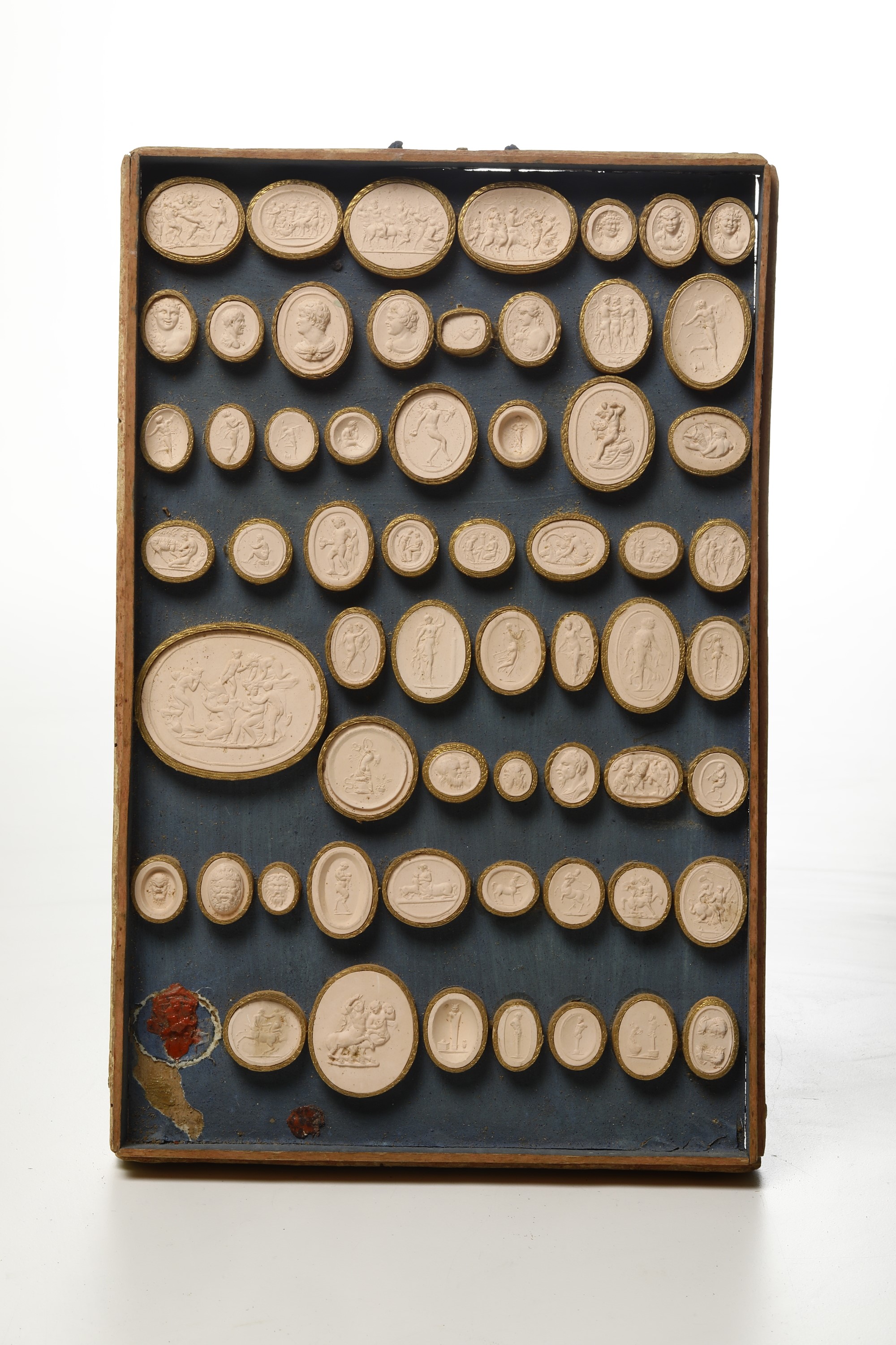 Collezione di Circa Seicentoventi Calchi in Gesso a Soggetto Neoclassico, Ritrattistico e Medagli...