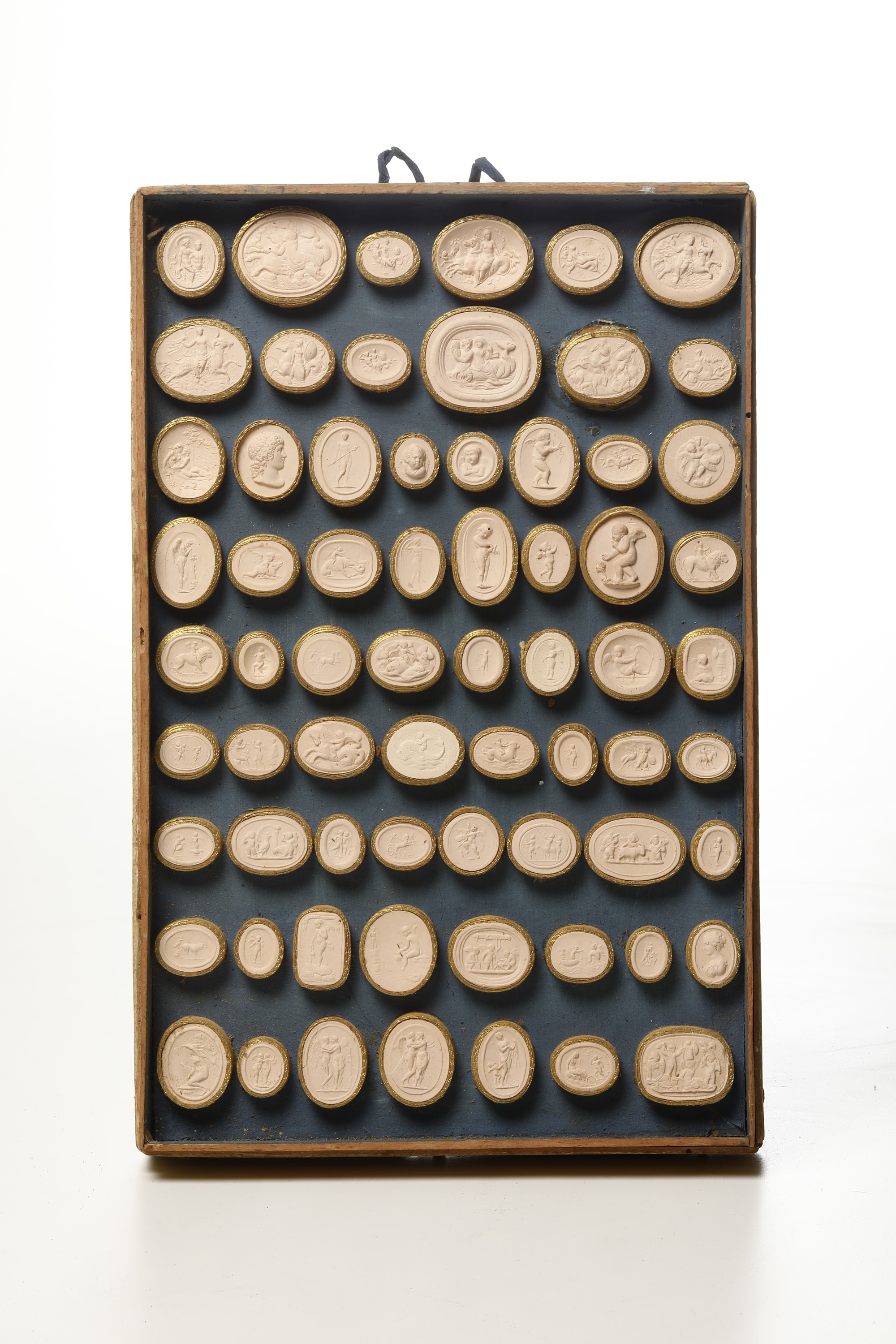 Collezione di Circa Seicentoventi Calchi in Gesso a Soggetto Neoclassico, Ritrattistico e Medagli...