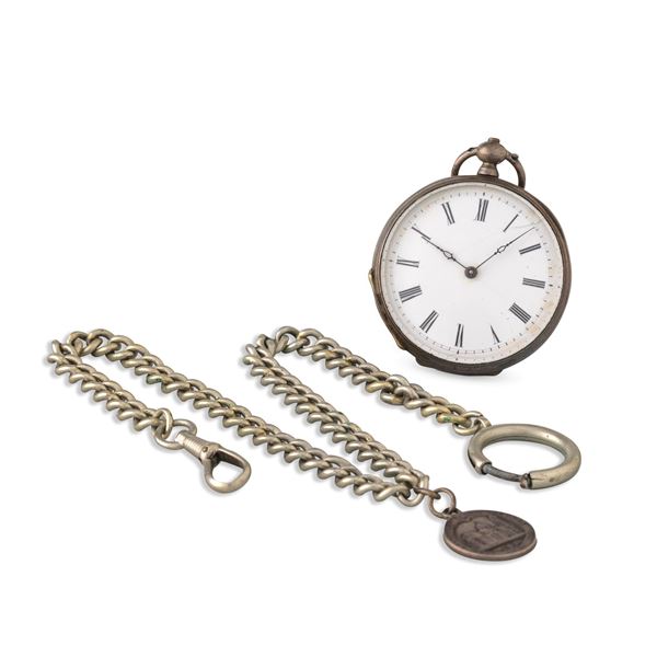 Orologio da tasca in argento con catena, quadrante bianco con numeri Romani, movimento con scappamento a cilindro, carica a chiavetta<BR>40 mm
