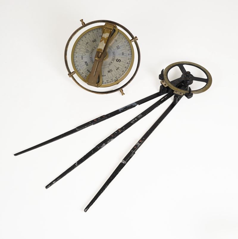 Lotto composto da traguardo su rosa dei venti montato su sospensione cardanica e goniometro  - Asta Arte Marinara - Cambi Casa d'Aste