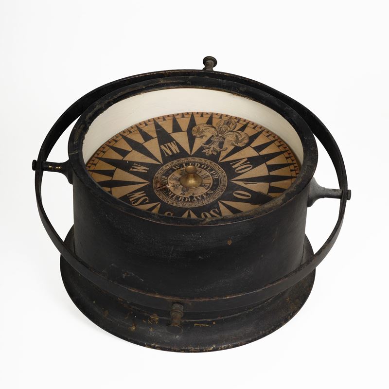 Bussola a secco su sospensione cardanica  - Auction Maritime Art - Cambi Casa d'Aste