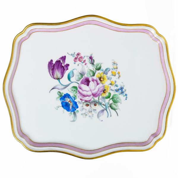 Vassoio, 1965. Doccia, Manifattura Richard Ginori (porcellana). Decorazione pittore indipendente.