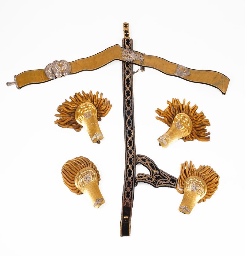 Due coppie di spalline e due fasce  - Auction Maritime Art - Cambi Casa d'Aste