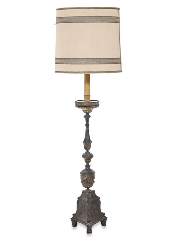 Torciera in metallo sbalzato